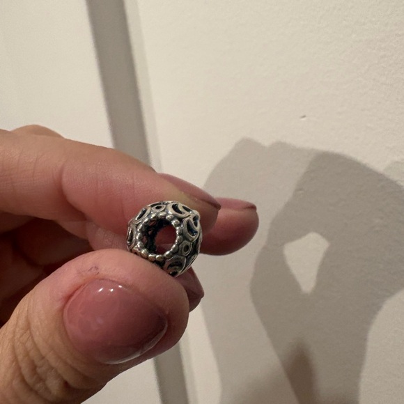 PANDORA ROUND FLORAL CHARM - Picture 4 of 6